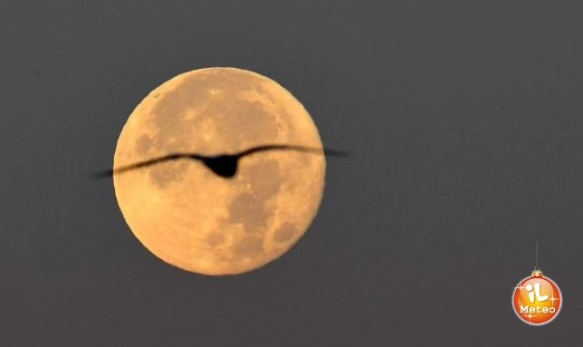 Superluna di Capodanno: appuntamento al tramonto del 1°Gennaio Superluna di Capodanno: appuntamento al tramonto del 1°Gennaio